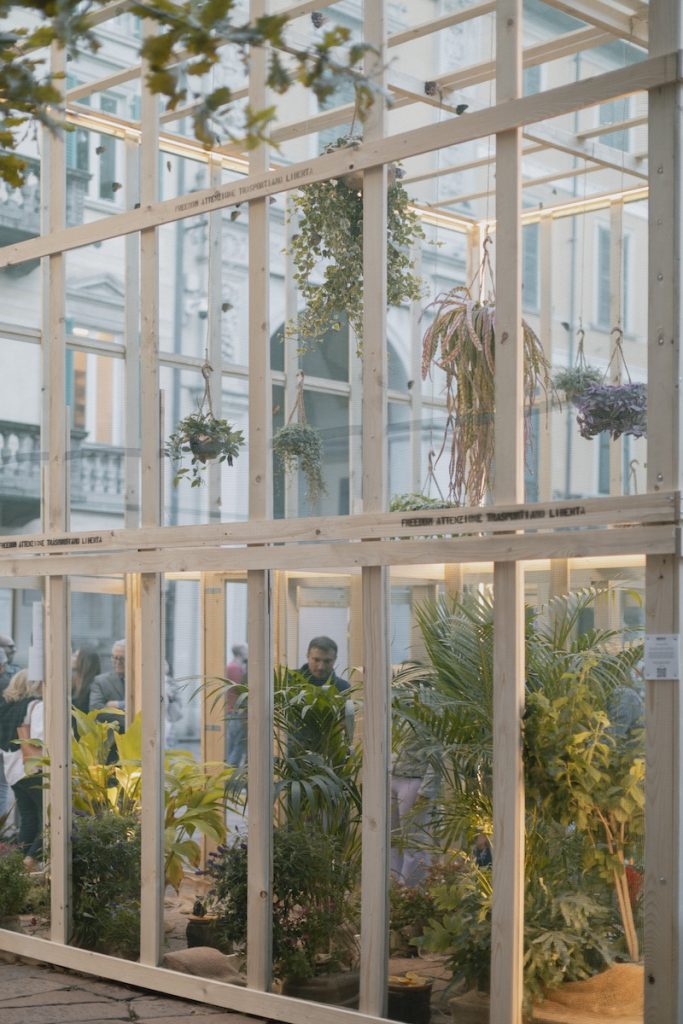 gabbia in legno con farfalle varese design week